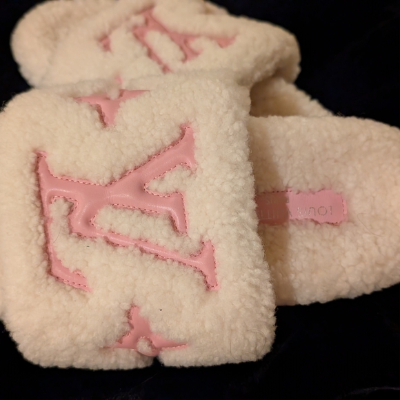 Louis Vuitton Cream and Pink Fuzzy Slippers - Picture 2 of 7